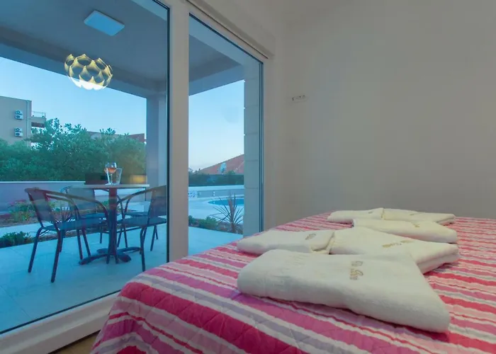 Bareta 2 アパート トロギール