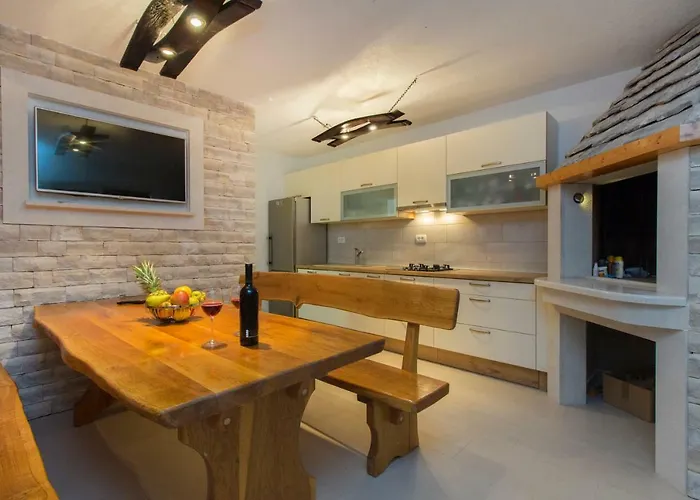 アパート Bareta 2 トロギール